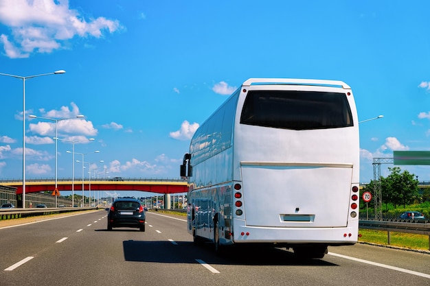 Autobus na trasie w Polsce.