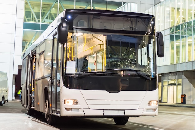 Autobus Pasażerski W Nocy Na Autostradzie W Pobliżu Budynku Na Przystanku