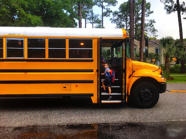Autobus szkolny dla studentów w mieście