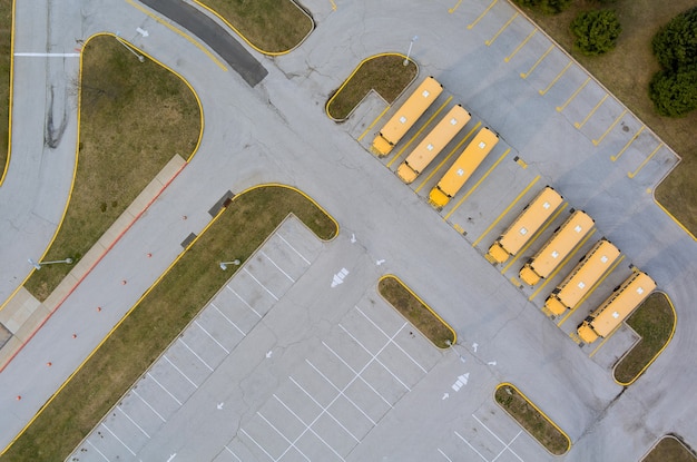 Autobusy Szkolne Na Parkingu Szkolnym W Pobliżu Liceum