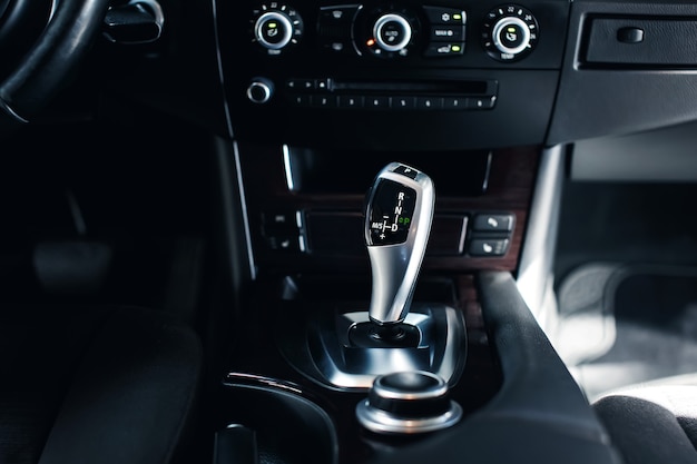 Automatyczna dźwignia zmiany biegów nowoczesnego samochodu Nowoczesne detale wnętrza samochodu Widok z bliska Wnętrze samochodu