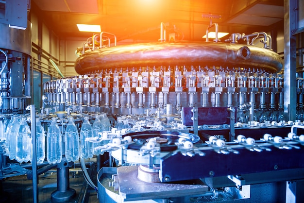 Automatyczna maszyna do napełniania nalewa wodę do plastikowych butelek dla zwierząt w nowoczesnej fabryce napojów