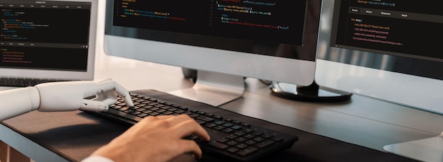 Automatyzacja kodowania programów za pomocą generatywnej sztucznej inteligencji lub koncepcji AI Współpraca między robotyczną ręką a ludzkim twórcą oprogramowania w rozwiązywaniu debugowania lub pisaniu skryptówTrailblazing