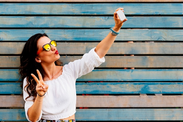 Autoportret Pięknej Młodej Kobiety Co Znak Pokoju. Koncepcja Selfie.