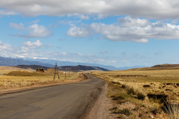 Autostrada 367, mijająca region Naryn w Kirgistanie