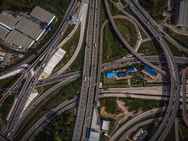 Autostrada autostrada i autostrada z przemysłu pierścienia widok z najwyższego oka frome drone