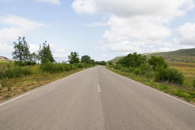 Autostrada i krajobraz dróg i widok w Gruzji, zdjęcie z podróży