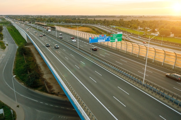 Autostrada i zachód słońca w tle, droga