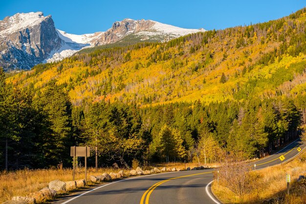 Zdjęcie autostrada jesienią w colorado usa