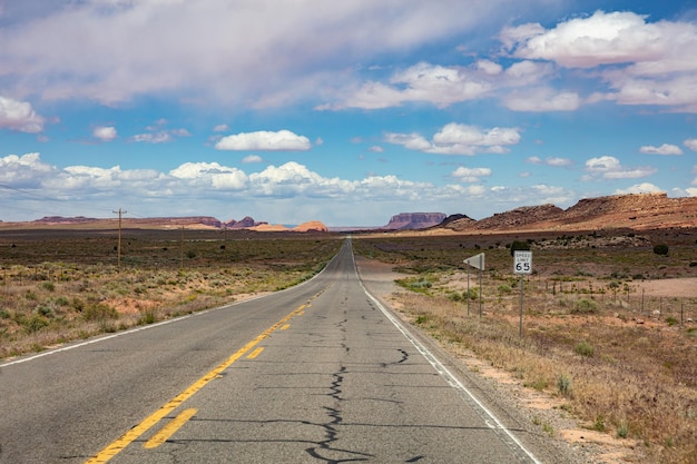 Autostrada Monument Valley Tribal Park w Arizonie Utah granicy USA