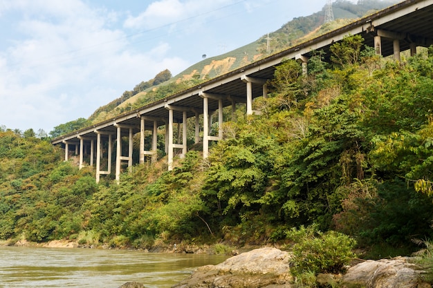 Autostrada na rzece Czerwonej to granica między Wietnamem a Chinami, prowincja Yunnan, Chiny