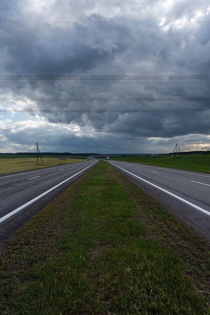 Autostrada przed burzą. Dramatyczne chmury