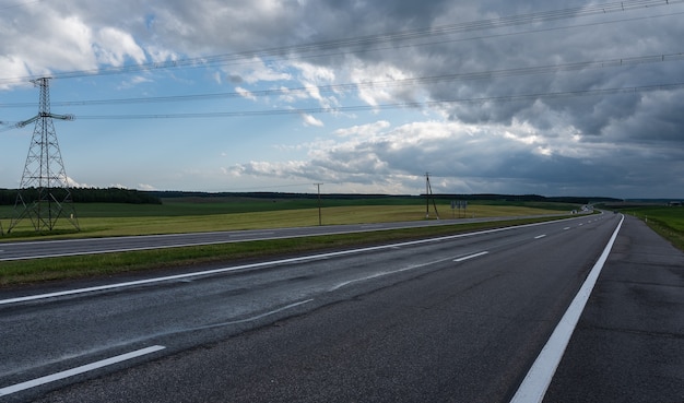 Autostrada przed burzą. Dramatyczne chmury