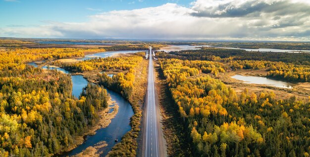Autostrada przez tętniące życiem jesienne kolory drzew słoneczne niebo widok lotniczy Nowej Fundlandii Kanada