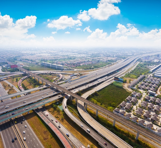 Autostrada skrzyżowania autostrady. Ruchliwa autostrada z lotu ptaka.