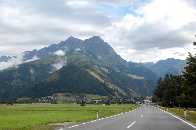 Autostrada w dolinie pośrodku majestatycznych gór Turystyka piesza koncepcja plenerowa podróż w górach Kals am Grossglockner Austria