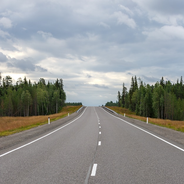 Autostrada Z Oznaczeniami Na Tle Nieba.