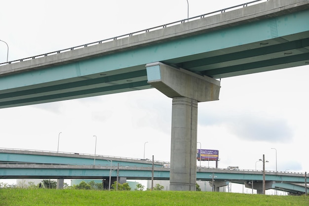 Autostrada ze znakiem „zjazd”.