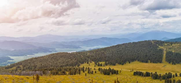 Autumn Landscape Mountain Altai Chemalsky powiat: wysokie góry, pokryte sosną i cedrem, pokryte chmurami. Panorama gór.