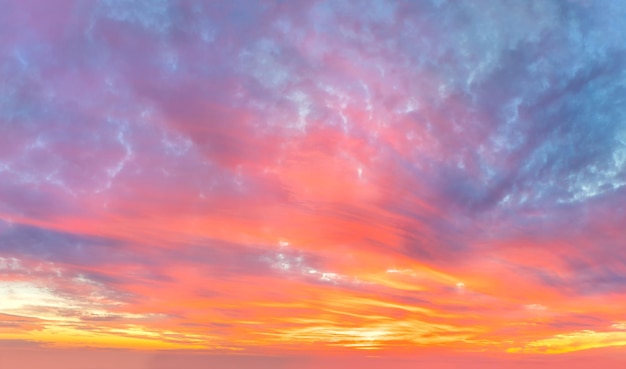 Ave prawdziwy wschód słońca zachód słońca na tle nieba z dramatycznymi kolorowymi chmurami