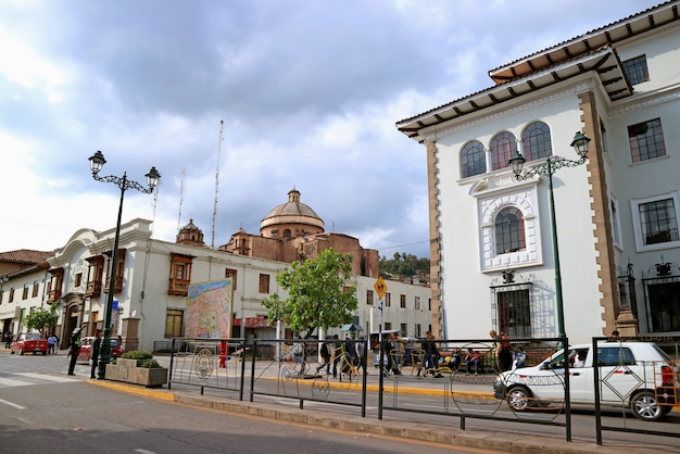 Avenida El Sol, Główna Aleja Cusco Z Coricancha Lub świątynia Słońca Inków W Oddali, Peru