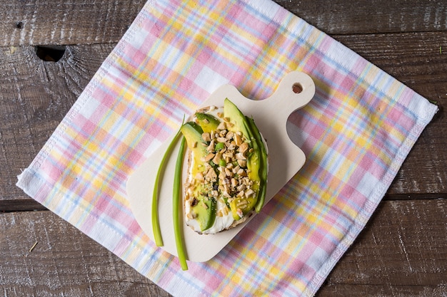 Avocado Sandwich Z Serem I Orzechami Na Talerzu, Na Serwetce. Zdrowe Jedzenie Na Lunch Lub śniadanie.