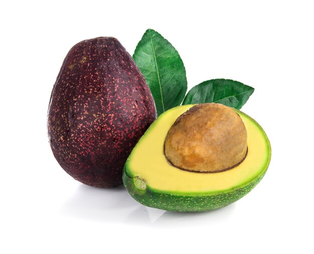 Avocado z liściem odizolowywającym na bielu