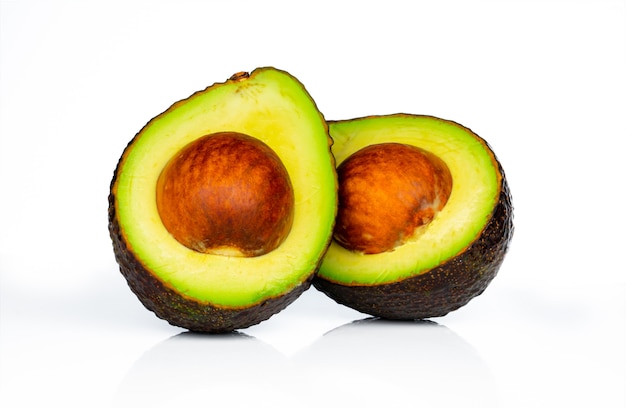 Avocado Z Ziarnem Odizolowywającym Na Białym Tle. źródło Omega 3 Z Naturalnej żywności. Zdrowe Jedzenie Dla Dziecka. Połówki Kawałków Awokado Ułożone Z Pięknym Wzorem. żywność Ekologiczna Dla Wegetarian.