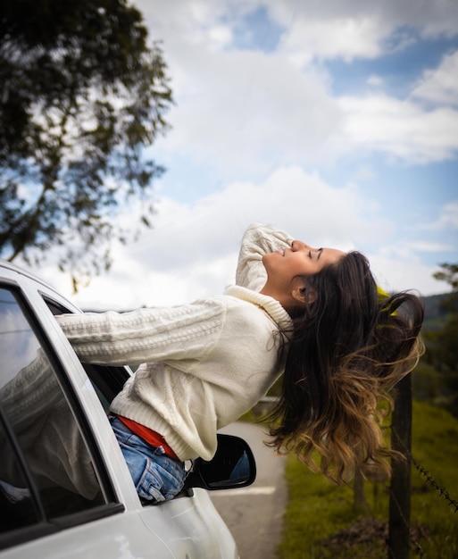 Zdjęcie awanturniczy duch młoda latynoska wstrząśnięta otwartym oknem samochodu w wycieczce samochodowej