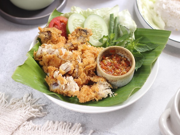 Ayam Geprek Indonezyjskie jedzenie chrupiący smażony kurczak z ostrym i pikantnym sosem sambal Chili