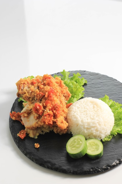Ayam Geprek to popularne jedzenie uliczne w Indonezji. Z Chrupiącego Kurczaka Rozgniecionego w Sambal Bawang (sos czosnkowy chili). Podawany z Ryżem i Warzywami