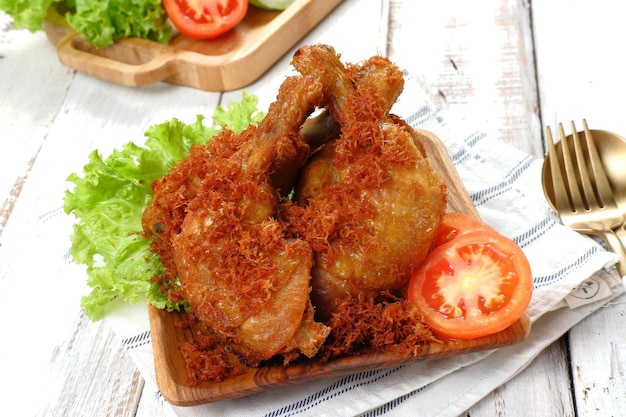 Ayam Goreng serundeng, smażony kurczak posypany wiórkami kokosowymi z przyprawami curry lub serundeng