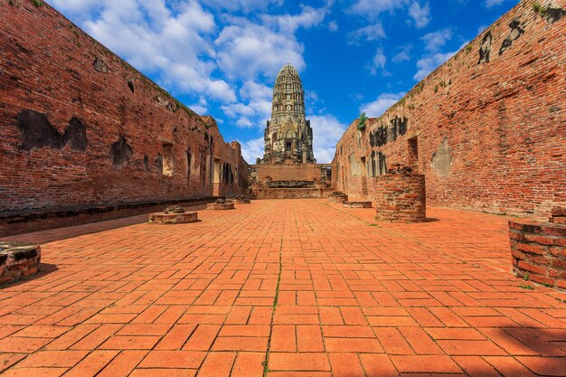 Ayutthaya Thailand Wielu turystów z całego świata w Wat Chaiwatthanaram Ayutthaya Thailand