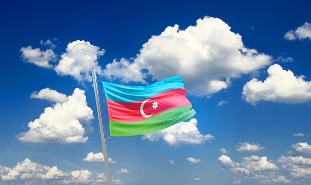 Azerbejdżan macha flagą na pięknym niebie
