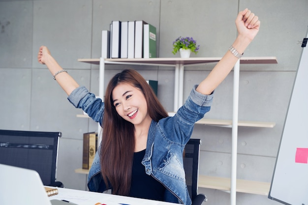 Azja kobieta z laptop odświętności sukcesu pojęciem lub początkowym biznesowym pojęciem