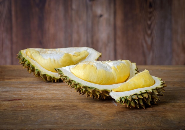 Azja Południowo-Wschodnia Król owoców Durian na drewnianym tle Dojrzały durian Smaczny durian, który został obrany