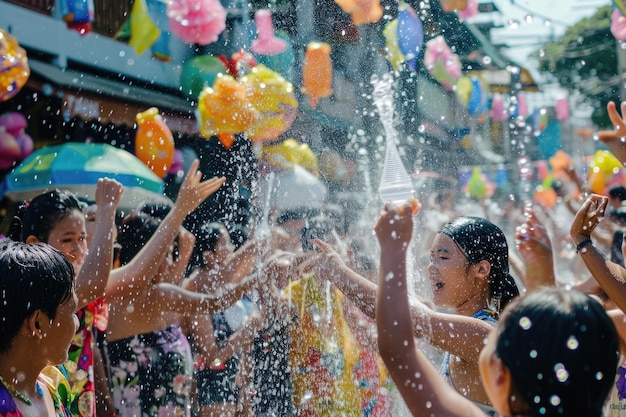 Zdjęcie azjaci świętują festiwal songkran