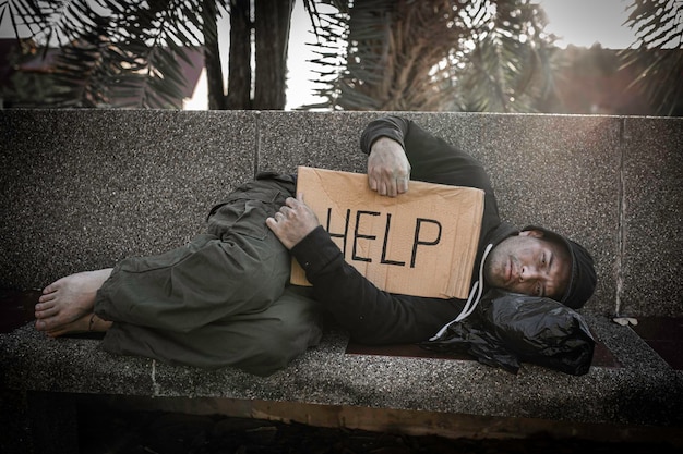 Zdjęcie azjata jest bezdomny na bocznej drodzenieznajomy musi mieszkać na drodze sam, bo nie ma rodziny