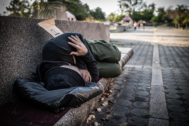 Azjata Jest Bezdomny Na Bocznej Drodzenieznajomy Musi Mieszkać Na Drodze Sam, Bo Nie Ma Rodziny