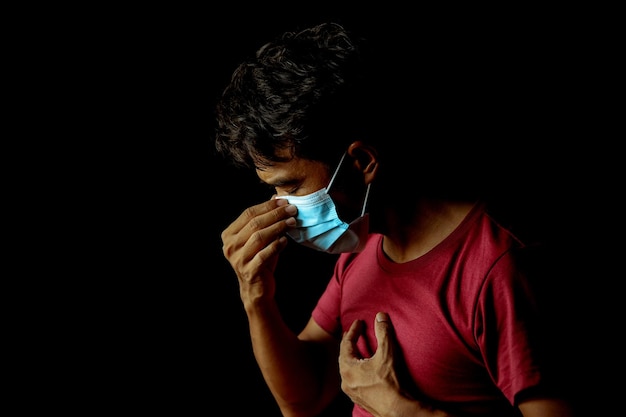 Azjata noszący maskę odczuwa ból w klatce piersiowej i trudności w oddychaniu po wyzdrowieniu z COVID19