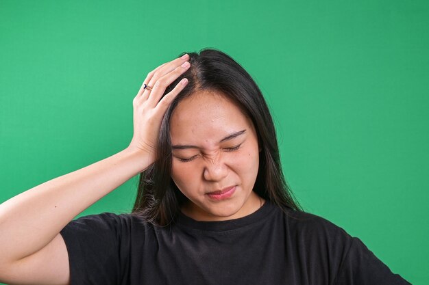 Zdjęcie azjatka czuje ból głowy i stres