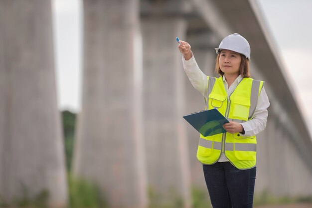 Azjatka Inżynierka Pracuje Na Budowie Mostu Autostradowego Pracownik Cywilny Kontroluje Prace Budowlane Na Przejściu