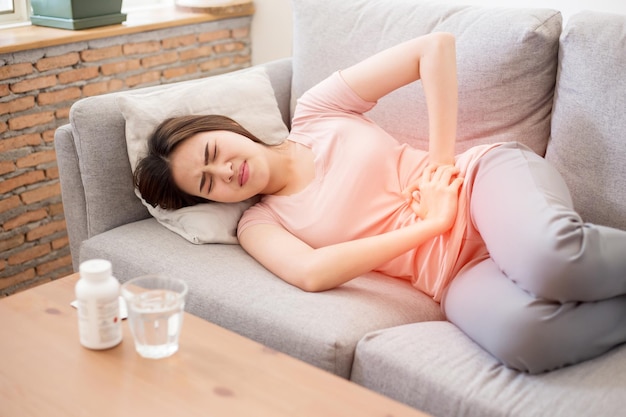 Azjatki mają bóle brzucha z powodu menstruacji.