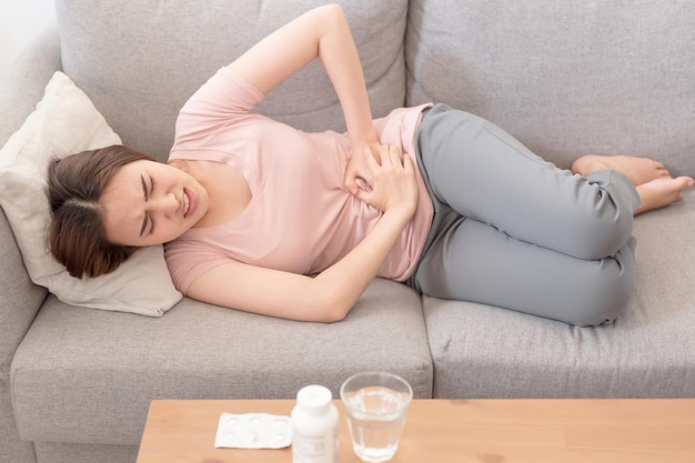 Azjatki Mają Bóle Brzucha Z Powodu Menstruacji.