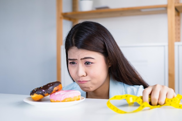 Azjatki mają ochotę na pyszne pączki