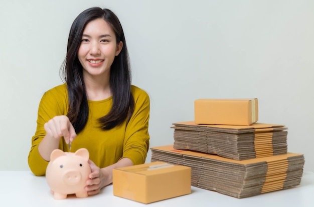 Azjatki Oszczędzają Pieniądze Ze Sprzedaży Online, Aby Zainwestować W Swój Przyszły Biznes