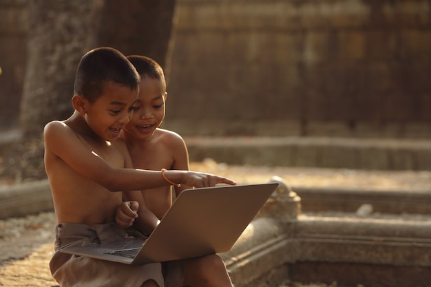 Azjatyccy Chłopcy świetnie Się Bawią, Szukając Informacji W Internecie.