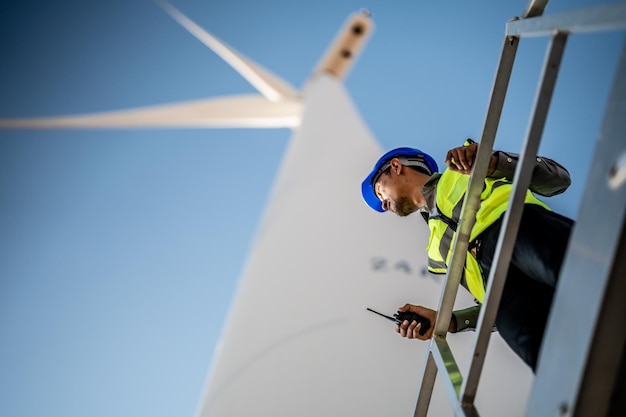 Azjatyccy inżynierowie pracujący w terenie na zewnątrz Pracownicy sprawdzają i kontrolują konstrukcje i maszyny wokół miejsca projektu budowlanego Turbina wiatrowa dla elektryczności czystej energii i zrównoważonego środowiska