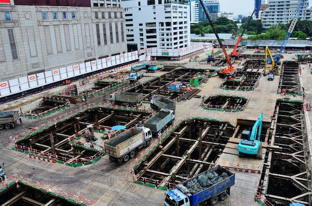Azjatyccy ludzie pracy i tajscy pracownicy korzystają z maszyn i ciężkich maszyn pracujących konstruktora nowa konstrukcja wieżowiec wieżowiec na rusztowaniu na budowie w stolicy w Bangkoku w Tajlandii
