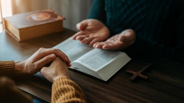 Azjatyccy mężczyźni i kobiety ręce modlą się do boga z Biblią Módlcie się o Boże błogosławieństwo Przekonania religijne Kryzys życia chrześcijańskiego modlitwa do boga